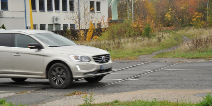 Zbytky vlakového přejezdu v Husově ulici znepříjemňují život řidičům