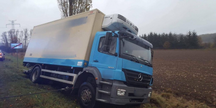 Právě teď: U Chraštiček po nehodě zůstal nákladní vůz v příkopu