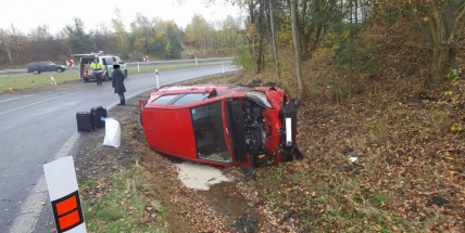 Aktuálně: Auto skončilo po nehodě na boku
