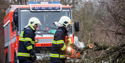 Hasiči se připravují na extrémně silný vítr, může dosáhnout i síly vichřice
