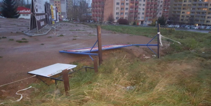 Sledujeme on-line. Silný vítr si vybírá svou daň