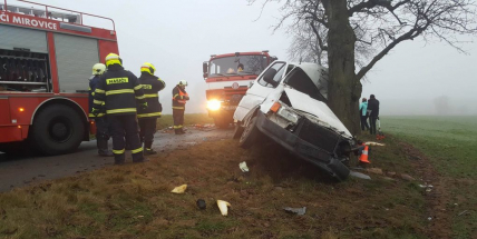 U obce Řeteč narazila dodávka čelně do stromu, z místa jsou hlášené zraněné osoby