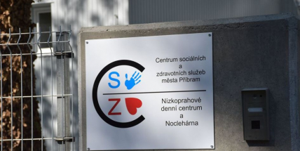 Sbírka šatstva: Pomůžete v těchto chladných dnech lidem bez domova?