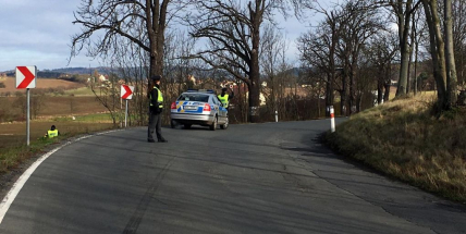 U Kardavce skončil vůz mimo silnici