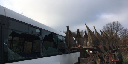U Hořejan došlo k nehodě autobusu s traktorem