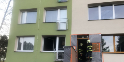 Požár bytu v panelovém domě povolal hasiče
