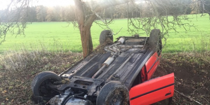 Na namrzlé silnici u Obořiště skončilo auto na střeše