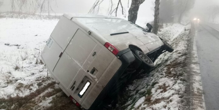 U Teslínů skončil Transit v příkopu