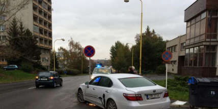 Řidič dával přednost chodcům, další do něj narazil