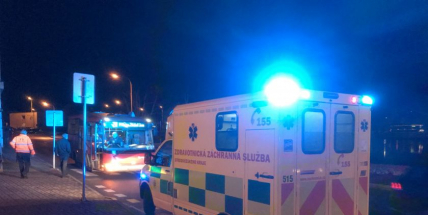 Autobus srazil na přechodu ženu, ta byla převezena na urgentní příjem příbramské nemocnice