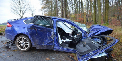 Auto narazilo do stromu, záchranáři povolali na pomoc vrtulník LZS