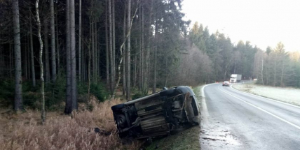 Ledovka pokryla silnice. U Věšína skončil osobní vůz v příkopu.