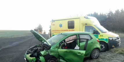 Ledovka si pohrává s auty. U Voltuše havarovala řidička Mazdy