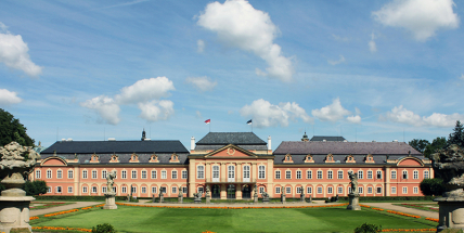 Hvězdy světového kalibru na jediném pódiu zazpívají na nádvoří zámku Dobříš