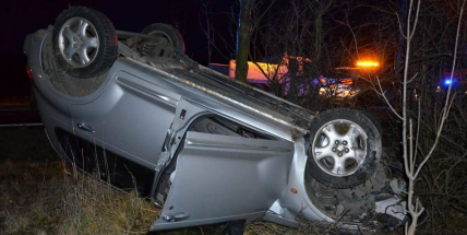 Aktuálně: U Lázu na Příbramsku skončil osobní vůz na střeše