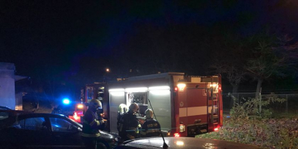 Hasiči likvidují požár v ulici Politických vězňů