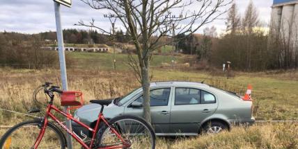 Řidička nedala přednost ženě jedoucí na kole, ta skončila v nemocnici
