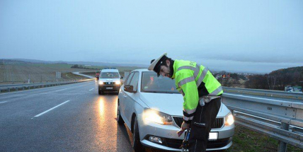 Nehoda dvou vozů blokuje levý jízdní pruh na novém úseku dálnice D4