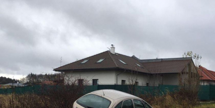 Právě teď: V Žežicích "zaparkoval" řidič v příkopu