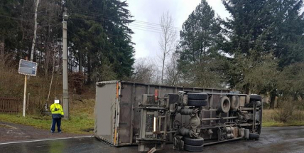 Aktuálně: Nákladní vůz skončil v Čenkově převrácený na boku