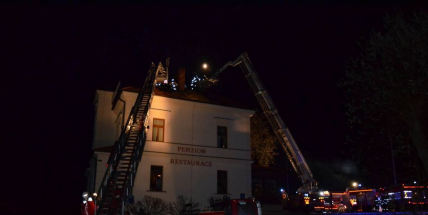 Právě teď: Požár restaurace zaměstnává šest jednotek hasičů