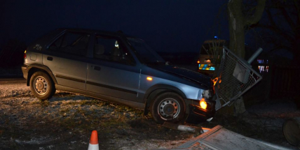 Právě teď: Na namrzlé vozovce nezvládl řidič svůj vůz a narazil do stromu