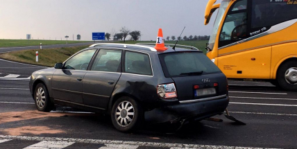 Aktuálně: Průjezd křižovatkou u obce Lety blokují dvě havarovaná vozidla
