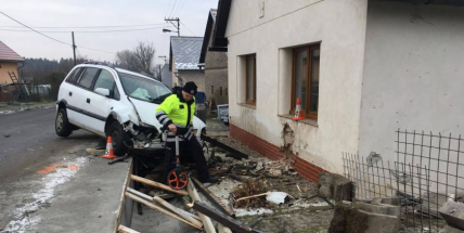 Právě teď: Opilý řidič zdemoloval plot a svůj vůz zastavil až o dům