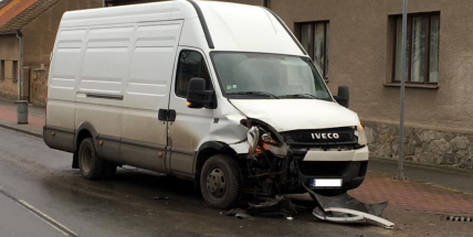 Na Dobříši havarovala dodávka s nákladním vozem