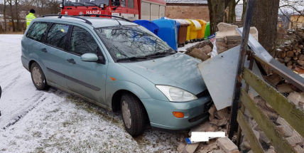 Právě teď: Řidička "zaparkovala" o elektrorozvaděč