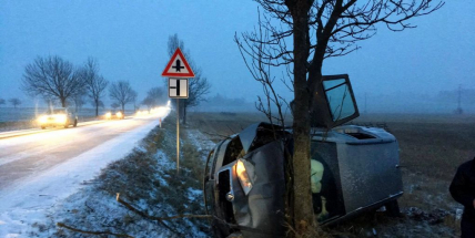 Řidič nezvládl předjíždění, auto udělalo kotrmelec přes střechu
