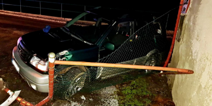 Námraza na vozovce vytrestala řidičku a auto skončilo v plotě