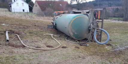 Aktuálně: Fekální vůz zaklínil řidiče. Na místo byl povolán záchranářský vrtulník