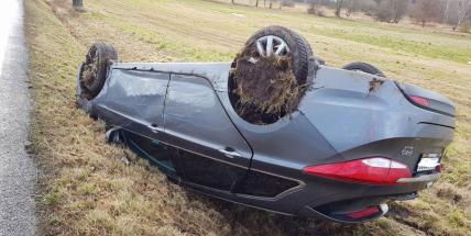 Právě teď: Na namrzlé vozovce skončil osobní vůz na střeše