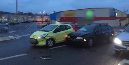 Aktuálně: Ranní "dopravní špičku" komplikuje nehoda dvou vozů v Husově ulici