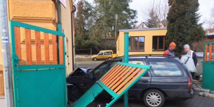 Právě teď: Řidič usnul a narazil s vozem do budovy základní školy