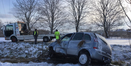 Aktuálně: U Milína vylétlo auto mimo komunikaci