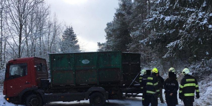 Aktuálně: Nákladní vůz zablokoval průjezd na zledovatělé silnici
