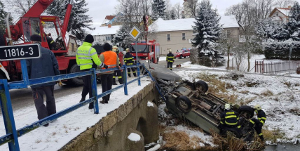 Aktuálně: Osobní vůz přerazil zábradlí a skončil na střeše v potoce