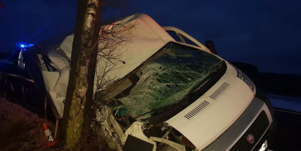 Právě teď: Dodávka vylétla mimo silnici, zastavila se až o strom