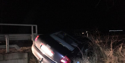 Aktuálně: Osobní vůz vylétl ze silnice a skončil za svodidly