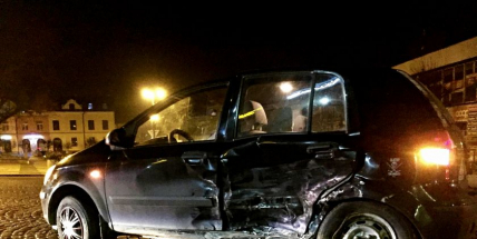 Nedala přednost na náměstí  a odnesla to auta