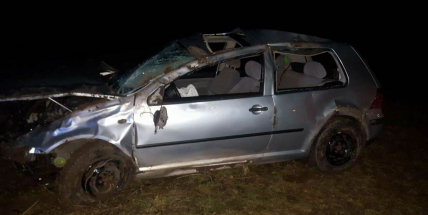 Ve vysoké rychlosti vyletěl ze zatáčky až do pole