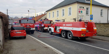 Několik hasičských jednotek právě zasahuje u hořící střechy RD