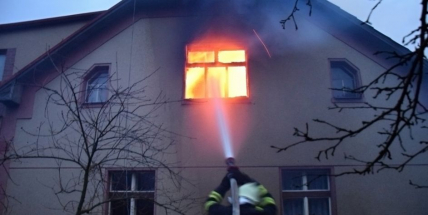 Hasiči zachránili ženu při požáru rodinného domu v Příbrami