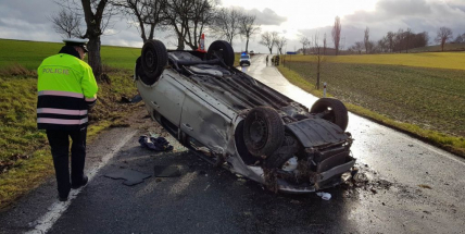 Aktuálně: Po nehodě skončilo auto na střeše, řidička v nemocnici