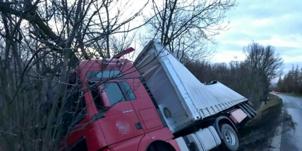 Kamion sjel celý do příkopu