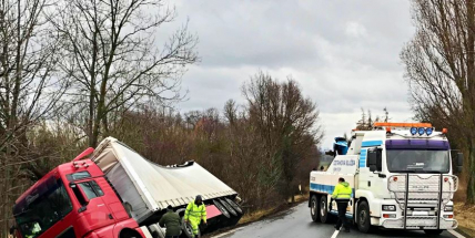 Začaly vyprošťovací práce na havarovaném kamionu