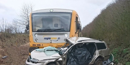 Po střetu osobního auta s vlakem zemřel řidič