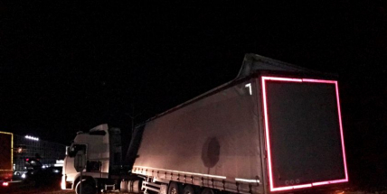 Kamion uvíznul a zablokoval silnici